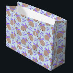 Grand Sac Cadeau Capy Birthday Capybara Funny Amoureux des animaux<br><div class="desc">Cet adorable sac cadeau comporte un motif de mignons capybaras portant des casquettes d'anniversaire et des Écharpes dans un arrière - plan d'hiver avec les mots "Capy Birthday" entre eux. Un cadeau d'anniversaire de nouveauté pour un amoureux du capybara !</div>