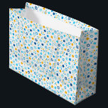 Grand Sac Cadeau Chanukah Etoiles juives Snowflakes blanc<br><div class="desc">Créez un joli cadeau Chanukah avec ce sac cadeau et papier mouchoir assorti.</div>