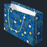 Grand Sac Cadeau Chanukah Menorah Gelt Dreidel Bleu<br><div class="desc">Créez un joli cadeau Chanukah avec ce sac cadeau et papier mouchoir assorti.</div>
