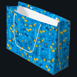 Grand Sac Cadeau Chanukah Streamers Hanoukka Bannières Bleues<br><div class="desc">Créez un joli cadeau Chanukah avec ce sac cadeau et papier mouchoir assorti.</div>