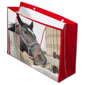 Grand Sac Cadeau Cheval mignon à mâcher sur une clôture (Devant Angle)