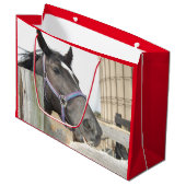 Grand Sac Cadeau Cheval mignon mâcher sur une clôture (Devant Angle)