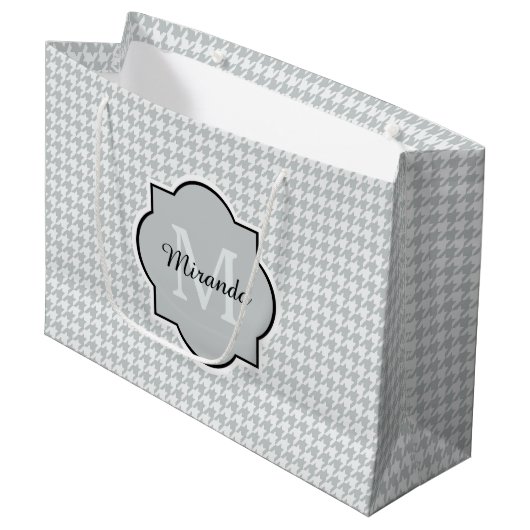 Grand Sac Cadeau Chic Monogramme Gris Doux Houndstooth Avec Nom (Devant Angle)