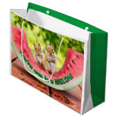 Grand Sac Cadeau Chipmunks mangeant de la pastèque (Devant Angle)