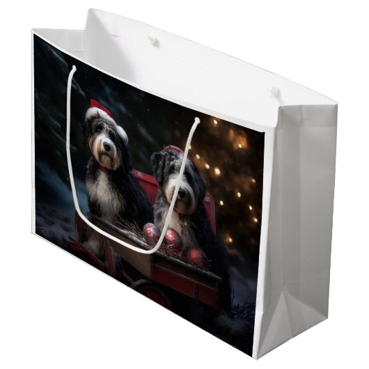 Grand Sac Cadeau Décor de Noël Bernedoodle Snowy Sleigh (Devant Angle)