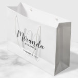 Grand Sac Cadeau Demoiselles d'honneur personnalisées en écriture m<br><div class="desc">Sac cadeau personnalisé pour demoiselles d'honneur avec le nom de la demoiselle d'honneur personnalisé en gris dans un style de police d'écriture moderne et monogramme en gris clair dans un style de police d'écriture moderne en arrière-plan avec titre et date de mariage en gris dans un style de police sans...</div>