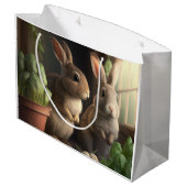 Grand Sac Cadeau Deux mignons lapins dans une remise (Dos Angle)
