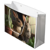 Grand Sac Cadeau Deux mignons lapins dans une remise (Devant Angle)