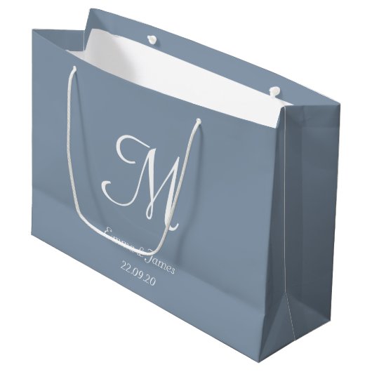 Grand Sac Cadeau Elégant Dusty Blue & White Monogramme Nom (Devant Angle)