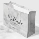 Grand Sac Cadeau Élégant Marbre Classé Femme d'honneur personnalisé<br><div class="desc">Classy Elegant Marble Personnalisé Bridesmaids Sac cadeau avec le nom personnalisé bridesmaid dans le style de police de calligraphie moderne gris avec titre et date mariage en gris moderne sans serif style de police sur l'arrière - plan de marbre blanc. Aussi parfait pour Maid of Honor, Flower Girl, Mother of...</div>