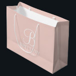 Grand Sac Cadeau Élégant Monogramme et nom de la servante<br><div class="desc">Elégant Cadeaux de demoiselle d'honneur personnalisés avec monogramme personnalisé en blanc élégant style de police de script avec nom et titre de demoiselle d'honneur dans le style de police serif classique sur arrière - plan rose pâle. Aussi parfait pour Maid of Honor, Flower Girl, Mother of the Bride et plus....</div>