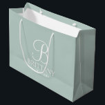 Grand Sac Cadeau Élégant Monogramme et nom de la servante<br><div class="desc">Elégant Cadeaux de demoiselle d'honneur personnalisés avec monogramme personnalisé en blanc élégant style de police de script avec nom et titre de demoiselle d'honneur dans le style de police serif classique sur arrière - plan vert sage. Aussi parfait pour Maid of Honor, Flower Girl, Mother of the Bride et plus....</div>