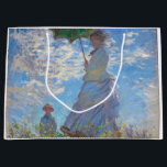 Grand Sac Cadeau Femme avec Parasol, Monet<br><div class="desc">Oscar-Claude Monet (14 novembre 1840 - 5 décembre 1926) était un peintre français, un fondateur de la peinture impressionniste française et le praticien le plus constant et le plus prolifique de la philosophie du mouvement d'exprimer ses perceptions avant la nature, surtout en ce qui concerne la peinture en plein air...</div>