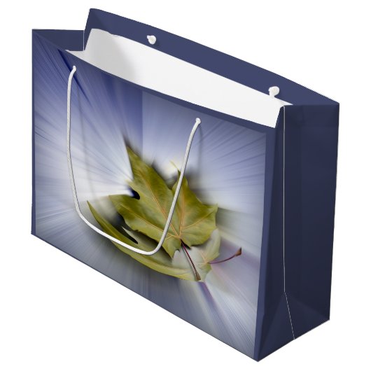 Grand Sac Cadeau Feuilles d'érable volant (Devant Angle)