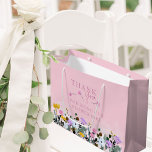 Grand Sac Cadeau Fille Fleur Fleur sauvage Pelouse Merci rose Grand<br><div class="desc">Sacoche cadeau fleur sauvage mariage personnalisé pour votre fille de fleurs - ou éditer pour la servante d'accueil ou quelqu'un d'autre dans votre fête de mariage. Le design a une bordure florale de fleurs sauvages en jaune lilas rose et bleu et s'assoit sur un joli arrière - plan rose avec...</div>