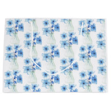 Fleurs bleues dans un vase en verre