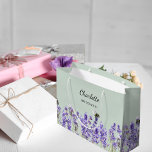 Grand Sac Cadeau Fleurs de lavande sage vert bridesmaid<br><div class="desc">Arrière - plan vert Sage. Décoré de fleurs de lavande et d'abeilles Personnalisez et ajoutez le nom de votre marionnettiste.</div>