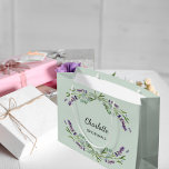 Grand Sac Cadeau Fleurs de lavande sage vert bridesmaid<br><div class="desc">Arrière - plan vert Sage. Décoré de fleurs de lavande et de verdure d'eucalyptus. Personnalisez et ajoutez le nom de votre bridesmade.</div>