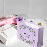 Grand Sac Cadeau Fleurs de lavande violette bridesmaid<br><div class="desc">Arrière - plan violent. Décoré de fleurs de lavande et de verdure d'eucalyptus. Personnalisez et ajoutez le nom de votre bridesmade.</div>
