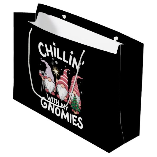 Grand Sac Cadeau Gnome Famille Noël Chillin Avec Mes Gnomes (Devant Angle)
