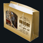 Grand Sac Cadeau Gold 60th Birthday Meilleur cadre photo personnali<br><div class="desc">Célébrez l'anniversaire marquant de votre personne âgée préférée avec ce cadeau classe qui leur rappelle à quel point ils sont fabuleux. Des lignes épurées et des tons bruns, or et crème composent ce cadre simple mais élégant qui peut être customisé avec votre photo préférée, les noms, les initiales ou d'autres...</div>