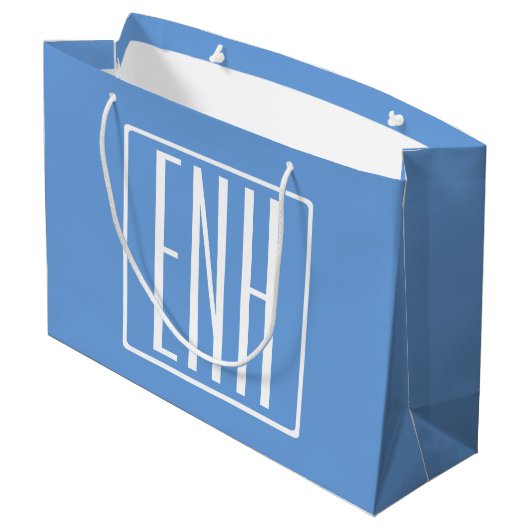 Grand Sac Cadeau Gras moderne 3 initiales Monogramme | Bleu doux (Dos Angle)
