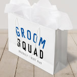 Grand Sac Cadeau Groom Squad | Moderne Bachelor Groomsman Design<br><div class="desc">"Groom Squad" est un joli "Groom Squad", un sac cadeau d'art avec une typographie moderne et minimaliste en noir et bleu marine dans un style cool et tendance. Le slogan, le nom et le rôle peuvent facilement être personnalisés avec les noms de votre équipe de mariés, par exemple, marié, meilleur...</div>
