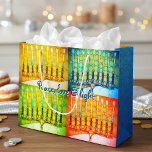 Grand Sac Cadeau Hanoukka 4 Menorahs colorés Peace Love Light<br><div class="desc">"Paix, amour et lumière." Une photo de fond illustrant 4 menorahs d'art aux couleurs vives (jaune, bleu, vert et rouge) vous aide à inaugurer les vacances d'Hanoukka. Sentez la chaleur et la joie de la saison des Fêtes chaque fois que vous utilisez ce sac cadeau de grande taille sur mesure...</div>