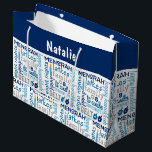 Grand Sac Cadeau Hanoukka Chanukah Mot Art Nom personnalisé<br><div class="desc">Ce design de vacances Hanoukka présente des arts de mots sur le thème Hanoukka. Personnalisez avec votre nom en éditant le texte dans les zones de texte fournies #hanoukka #chanukah #holiday #jewish #hanoukka #giftbags #giftwrapping #giftwrappingapprovisionnements</div>