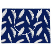 Grand Sac Cadeau Impression en plumes blanches sur bleu foncé (Devant)