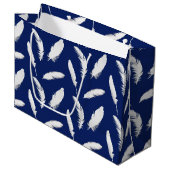 Grand Sac Cadeau Impression en plumes blanches sur bleu foncé (Devant Angle)