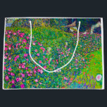 Grand Sac Cadeau Jardin Italien, Gustav Klimt<br><div class="desc">Gustav Klimt (14 juillet 1862 - 6 février 1918) était un peintre symboliste autrichien et l'un des membres les plus importants du mouvement de sécession de Vienne. Klimt est réputé pour ses peintures, ses peintures murales, ses croquis et autres objets d'art. En plus de ses oeuvres figuratives, qui comprennent des...</div>