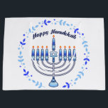 Grand Sac Cadeau Joyeux Hanoukka Menorah Juif Juif Cute bougies<br><div class="desc">Souhaitez que quelqu'un spécial un Chag Sameach sur ce festival de lumières avec un design juif contemporain et mignon par PopQTstudio. Ce sac cadeau présente une conception ludique d'une Menorah surmontée de jolies bougies kawaii. Un grand sac cadeau pour donner à vos amis et votre famille juifs.</div>