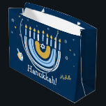 Grand Sac Cadeau Joyeux Hanoukka Menorah Rainbow<br><div class="desc">Notre Sac Cadeau Rainbow Menorah Hanoukka a un design Rainbow populaire qui se déplace pour devenir une Hanoukka/Chanukah menorah joyeuse sur le Reverse. Avec un parfum d'étoiles juives de David, ce design moderne est une belle et amusante façon de souhaiter à la famille et aux amis un Hanoukka heureux pendant...</div>