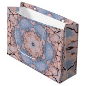 Grand Sac Cadeau Kaleidoscope Matin Bleu & Frost Rose (Devant Angle)