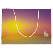 Grand Sac Cadeau Lapin blanc mignon sur Grassy Hill au lever du sol (Dos)