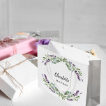 Grand Sac Cadeau Lavande fleurs verdure bridesmaid<br><div class="desc">Fond blanc. Décoré de fleurs de lavande et de verdure d'eucalyptus. Personnalisez et ajoutez le nom de votre bridesmade.</div>