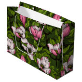 Grand Sac Cadeau Magnolia en floraison sur vert foncé (Devant Angle)