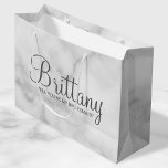 Grand Sac Cadeau Marbre blanc Proposition personnalisée de la domes<br><div class="desc">Sac cadeau de proposition Bridesmaid moderne avec le nom de la femme d'honneur personnalisée en gris style de police de script moderne avec titre en gris style de police sans serif moderne sur arrière - plan en marbre blanc. Aussi parfait pour femme de ménage d'honneur, fille de fleurs et plus....</div>