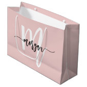 Grand Sac Cadeau Monogramme Design moderne Blush Pink Script (Devant Angle)