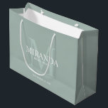 Grand Sac Cadeau Monogramme et nom de la servante d'accueil personn<br><div class="desc">Ajoutez une touche personnelle à votre mariage avec le monogramme et le cadeau de nom personnalisé de la femme de ménage. Ce design présente le nom personnalisé de la demoiselle d'honneur avec titre et date mariage en blanc et monogramme en vert sauge comme arrière - plan, en style de police...</div>