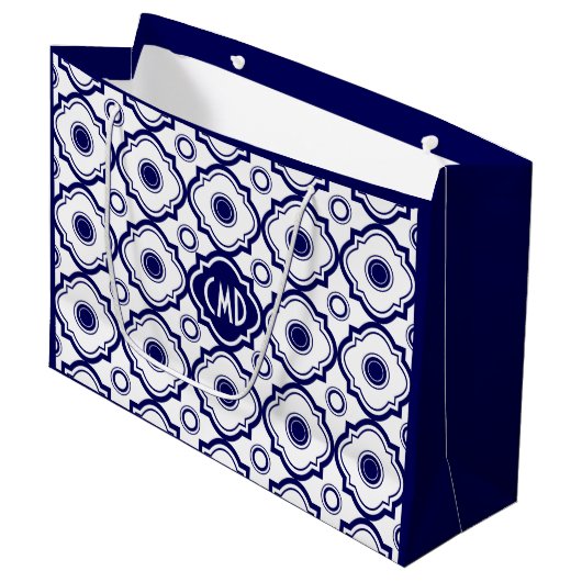 Grand Sac Cadeau Motif Quatrefoil Bleu et Blanc Monogramme (Devant Angle)