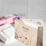 Grand Sac Cadeau Nom de la femme de ménage fleur sauvage rose beige<br><div class="desc">Pêche,  couleur crème arrière - plan,  décorée de fleurs sauvages dans le rose et le beige. Personnalisez et ajoutez le nom de votre demoiselle d'honneur.</div>