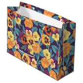 Grand Sac Cadeau Pansies sur violet de prune (Devant Angle)