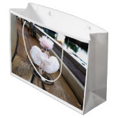 Grand Sac Cadeau Paparazzi bij Fubby op rooster. (Dos Angle)