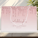 Grand Sac Cadeau Parties scintillant Drip 18th Birthday Pink<br><div class="desc">Ce chic sac cadeau de 18e anniversaire comporte une bordure étincelante rose faux parties scintillant et un arrière - plan rose sombre. Personnalisez-le avec son nom en écriture manuscrite,  ainsi que son anniversaire et la date ci-dessous.</div>