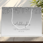 Grand Sac Cadeau Parties scintillant Drip 18th Birthday Silver<br><div class="desc">Ce chic sac cadeau de 18e anniversaire comporte une bordure brillante en argent faux parties scintillant et en argent ombre arrière - plan. Personnalisez-le avec son nom en écriture manuscrite,  ainsi que son anniversaire et la date ci-dessous.</div>