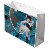 Grand Sac Cadeau Petite fille dans un fauteuil bleu, Cassatt (Dos Angle)