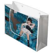 Grand Sac Cadeau Petite fille dans un fauteuil bleu, Cassatt (Devant Angle)