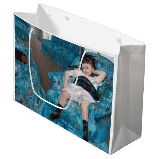 Grand Sac Cadeau Petite fille dans un fauteuil bleu, Cassatt (Devant Angle)
